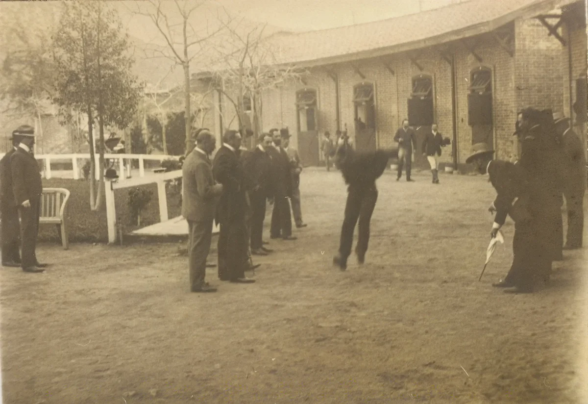 Junta en el Club Ecuestre, 1903 — 1903 | Chile de Ayer