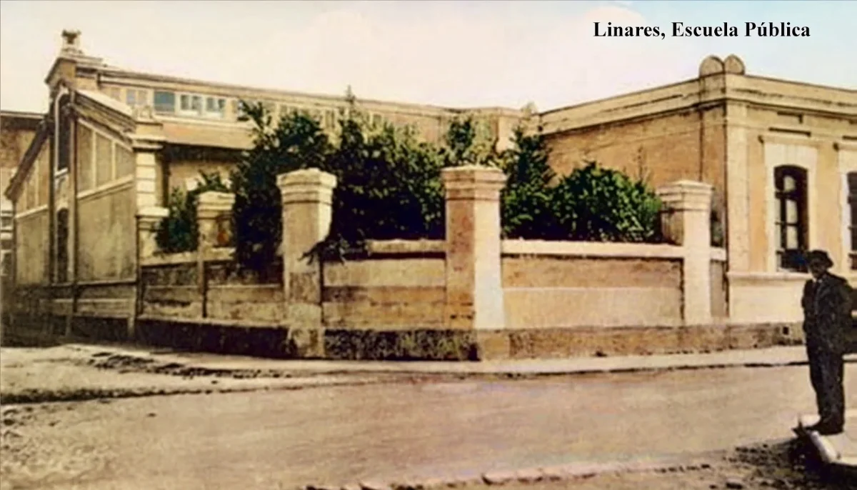 Escuela de niñas de Linares en 1920 — Calle Independencia con Yumbel — 1920 | Chile de Ayer