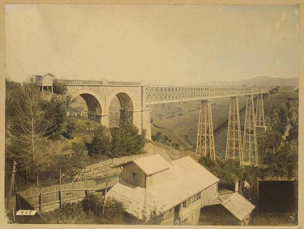 Viaducto del Malleco desde Molino "El Globo". Collipulli. Década de 1890 — Viaducto del Malleco — 1890 | Chile de Ayer