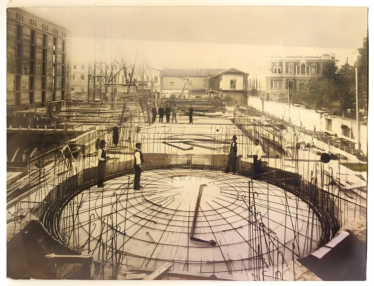 Construcción de la rotonda del Museo Histórico Nacional, 1920 — Cerro Santa Lucía — 1920 | Chile de Ayer