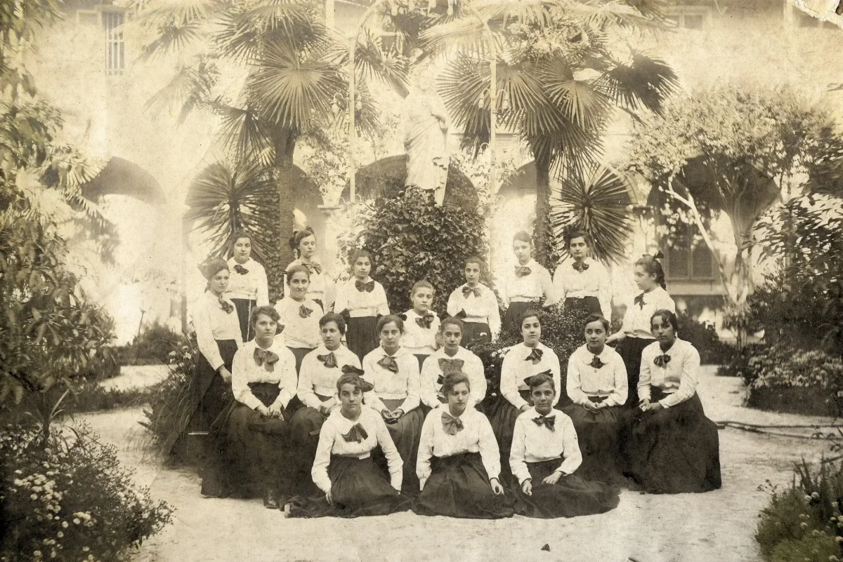 Foto de curso colegio Sagrados Corazones Monjas Francesas 1917 — 1917 | Chile de Ayer