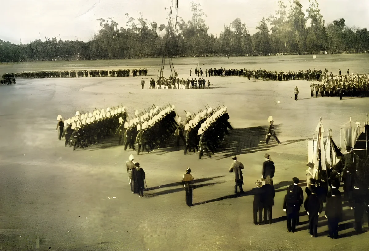 Escuela Militar en desfile en el Parque Causiño — 1909 | Chile de Ayer