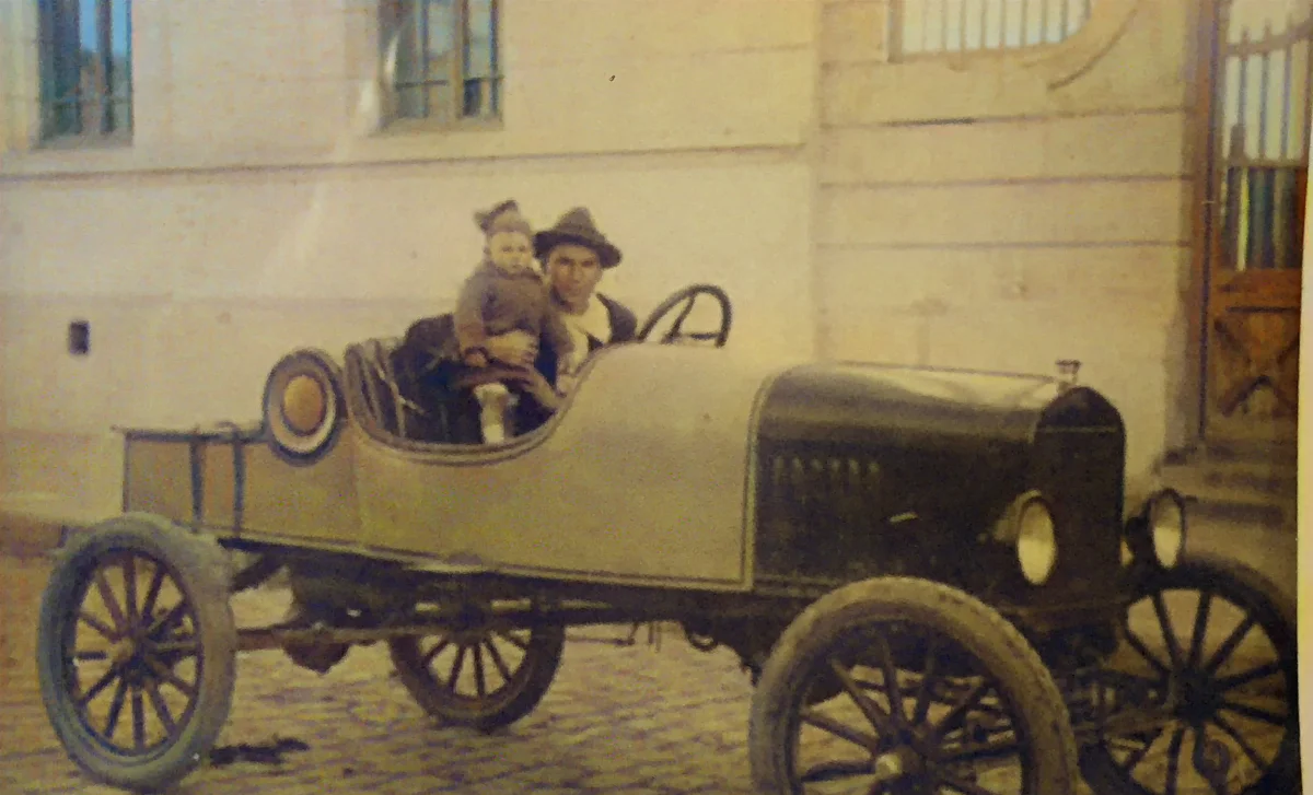 Automóvil en Cauquenes, 1920 — Liceo de Hombres de Cauquenes — 1920 | Chile de Ayer