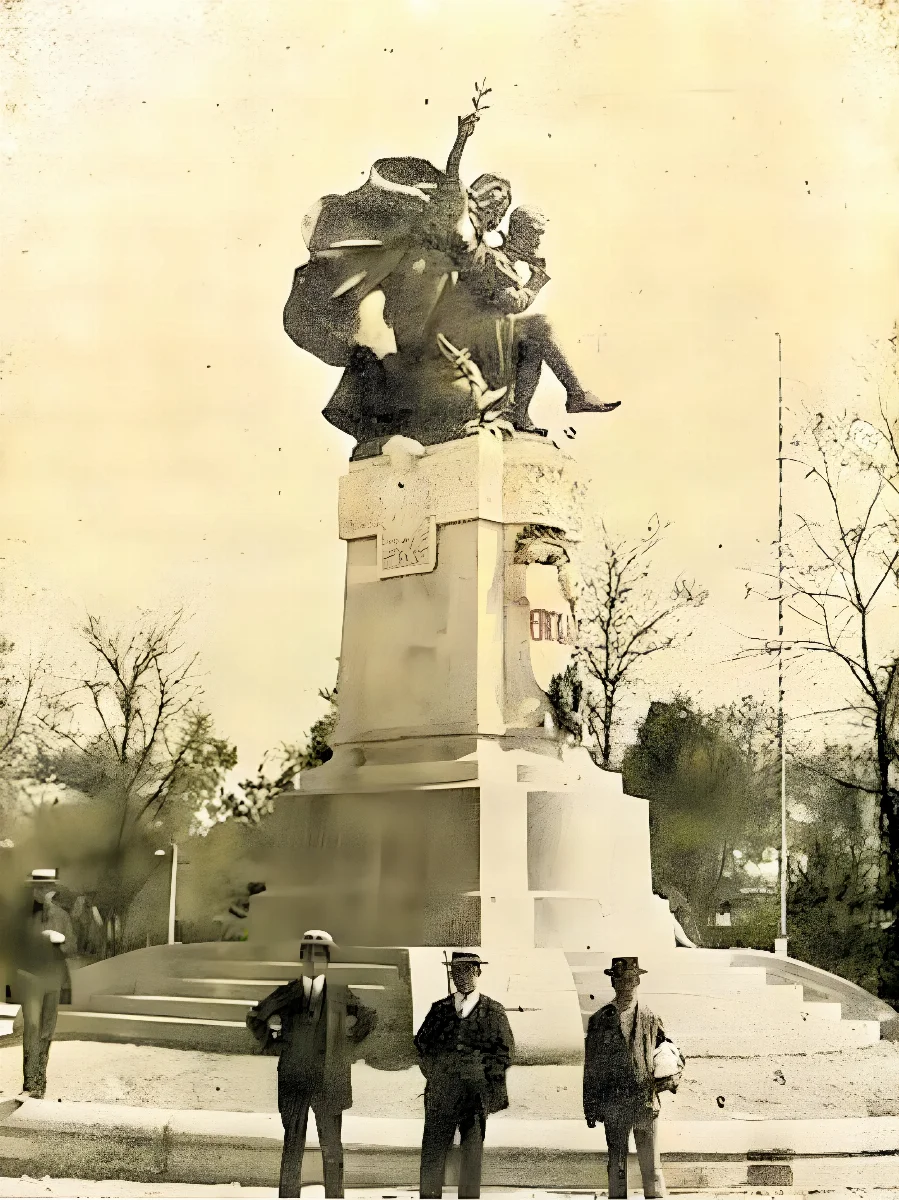 Estatua Ercilla (1910) — 1910 | Chile de Ayer