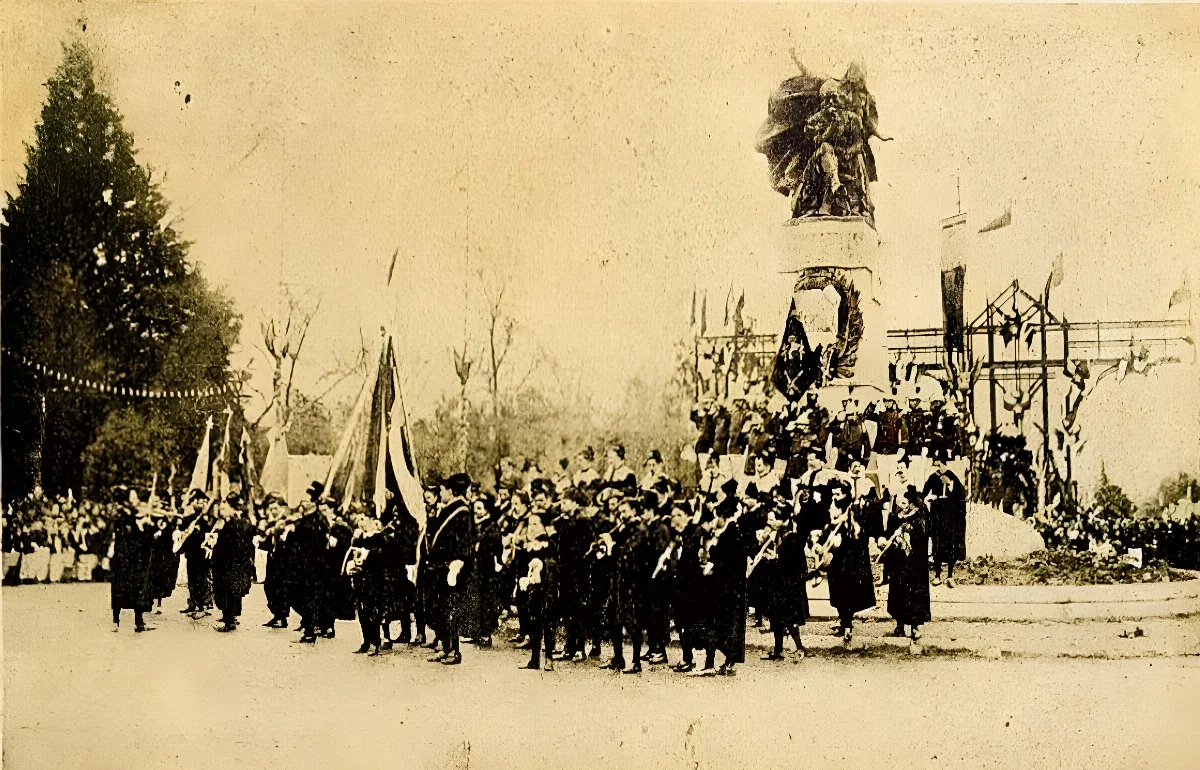 Estudiantina española en inaguracion monumento a Ercilla — 1910 | Chile de Ayer