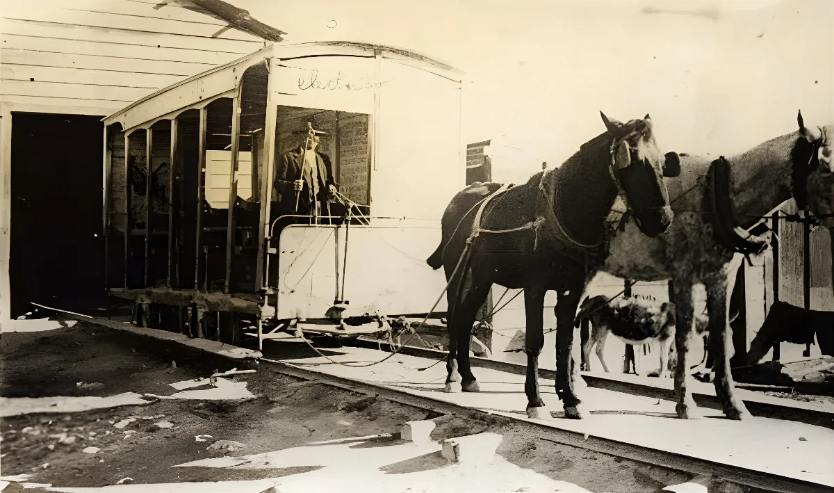 Carro de sangre en La Serena saliendo de su terminal (1914) — 1914 | Chile de Ayer