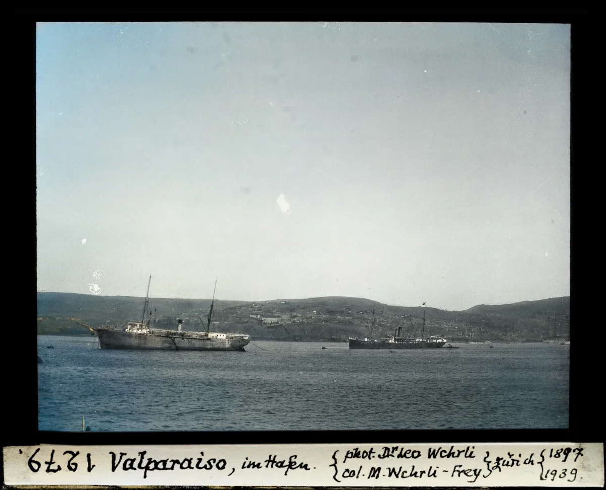 Vapores mercantes fondeados en la bahia de Valparaiso, diapositiva coloreada de 1897 — aprox. 1897–1940 | Chile de Ayer