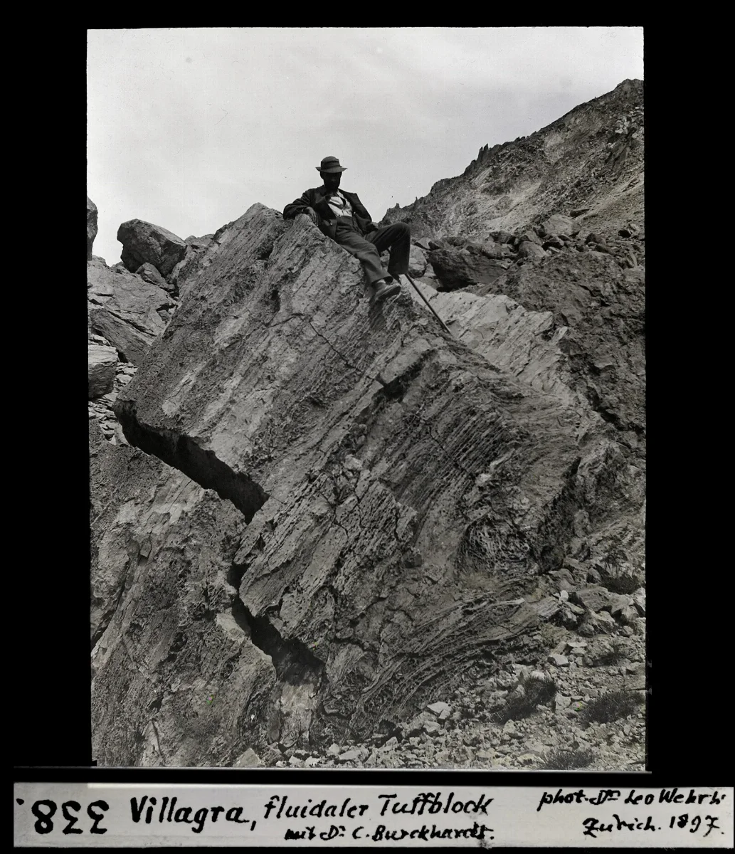Hombre en un saliente rocoso — aprox. 1897–1940 | Chile de Ayer