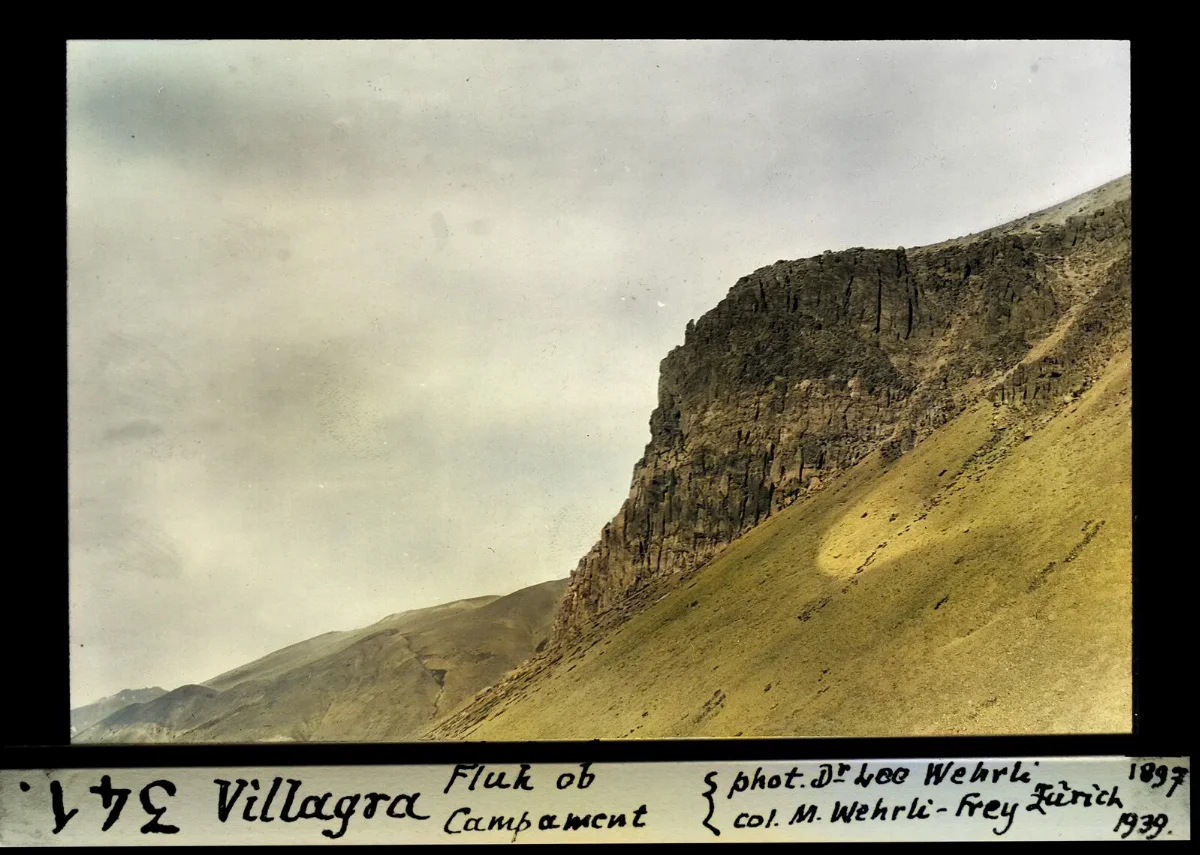 Farallon rocoso sobre el campamento de Villagra, diapositiva coloreada de 1897 — aprox. 1897–1940 | Chile de Ayer