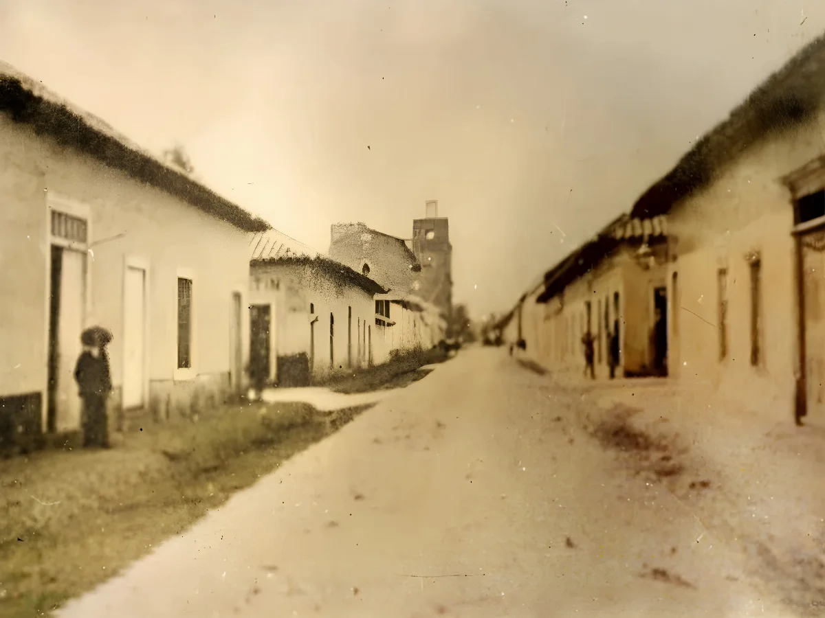 Calle Independencia desde San Martín, 1890 — Calle Independencia con San Martín — 1890 | Chile de Ayer