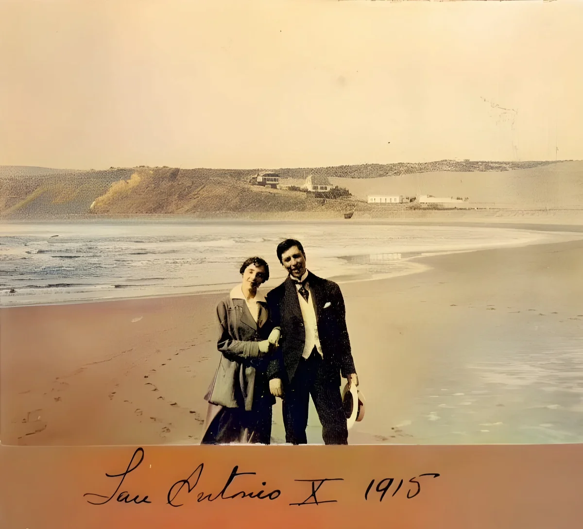 Pareja frente a San Antonio, 1915 — 1915 | Chile de Ayer