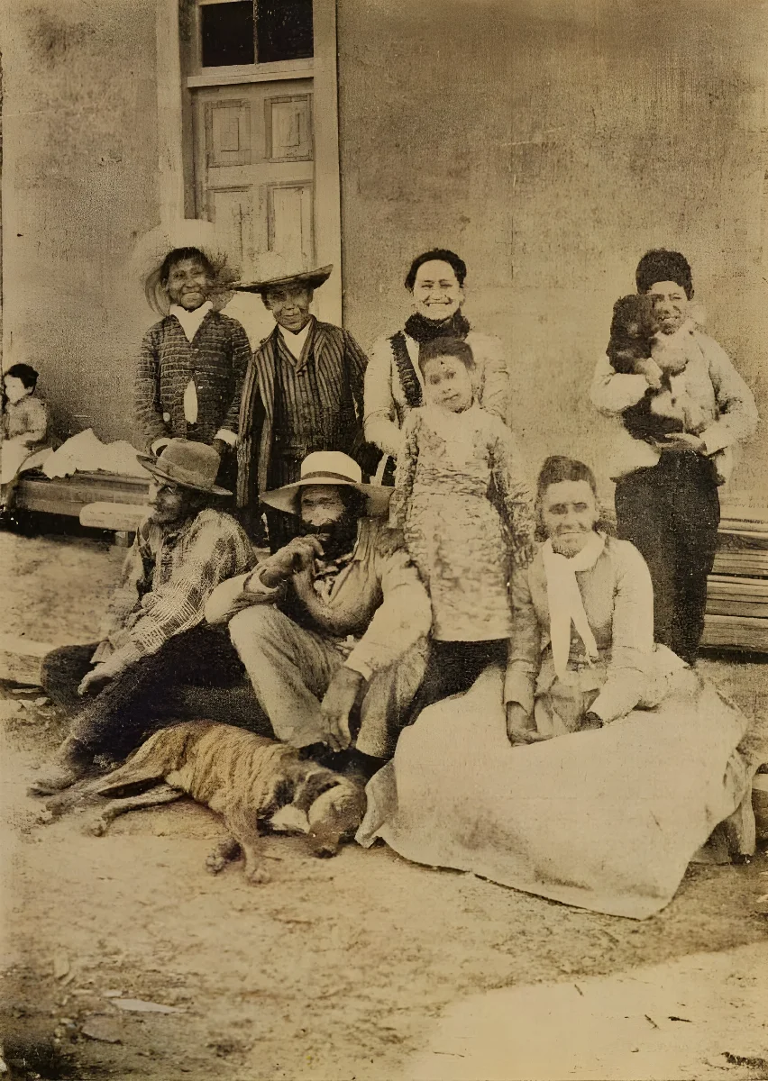 En "las casas" de la hacienda. Fotografia de campesinos chilenos en 1901. — aprox. 1901–1930 | Chile de Ayer