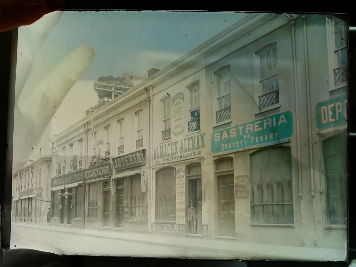 Almacenes calle Esmeralda de Valparaíso en 1890 — 1890 | Chile de Ayer