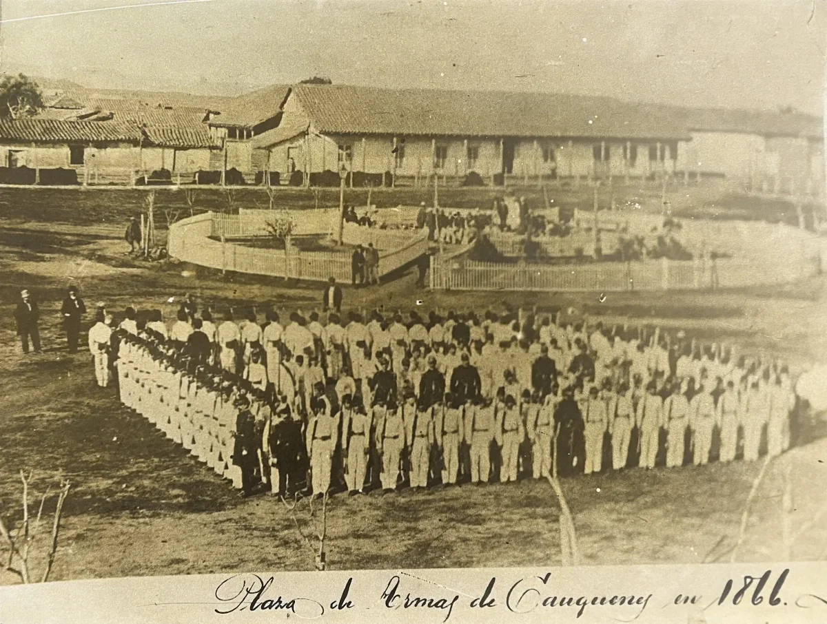 Formación militar en 1866 — Liceo de Hombres de Cauquenes — 1866 | Chile de Ayer