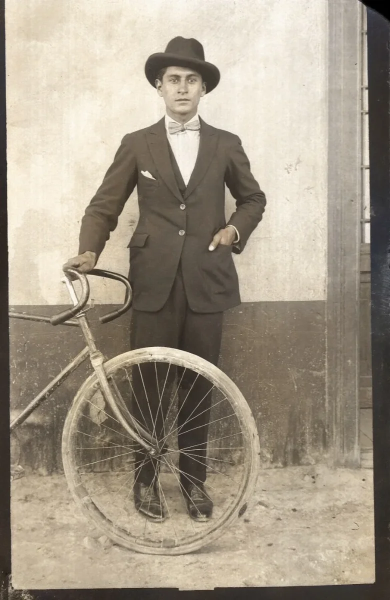 Hombre posando con bicicleta en 1928 — 1928 | Chile de Ayer