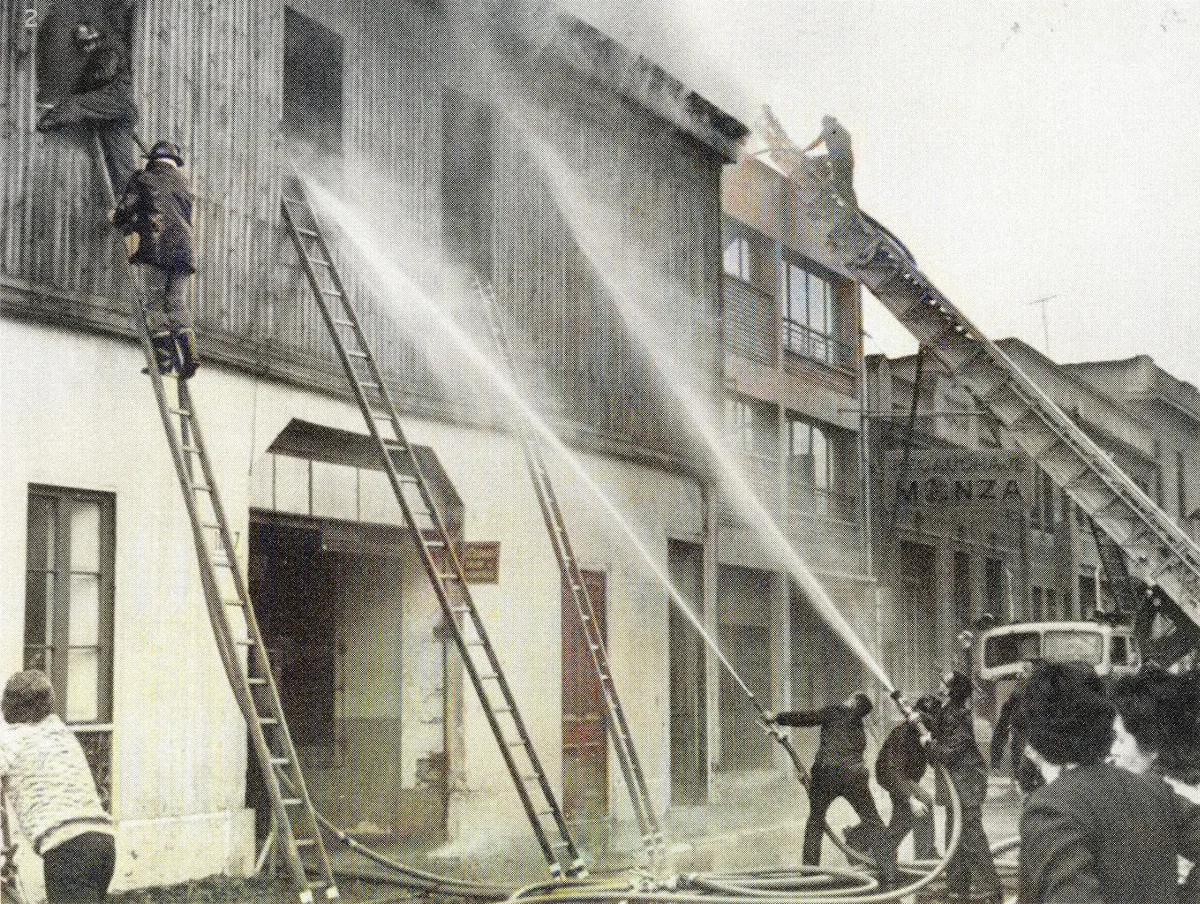 Incendio en  Barrio Brasil, 1977 — Barrio Brasil — 1977 | Chile de Ayer