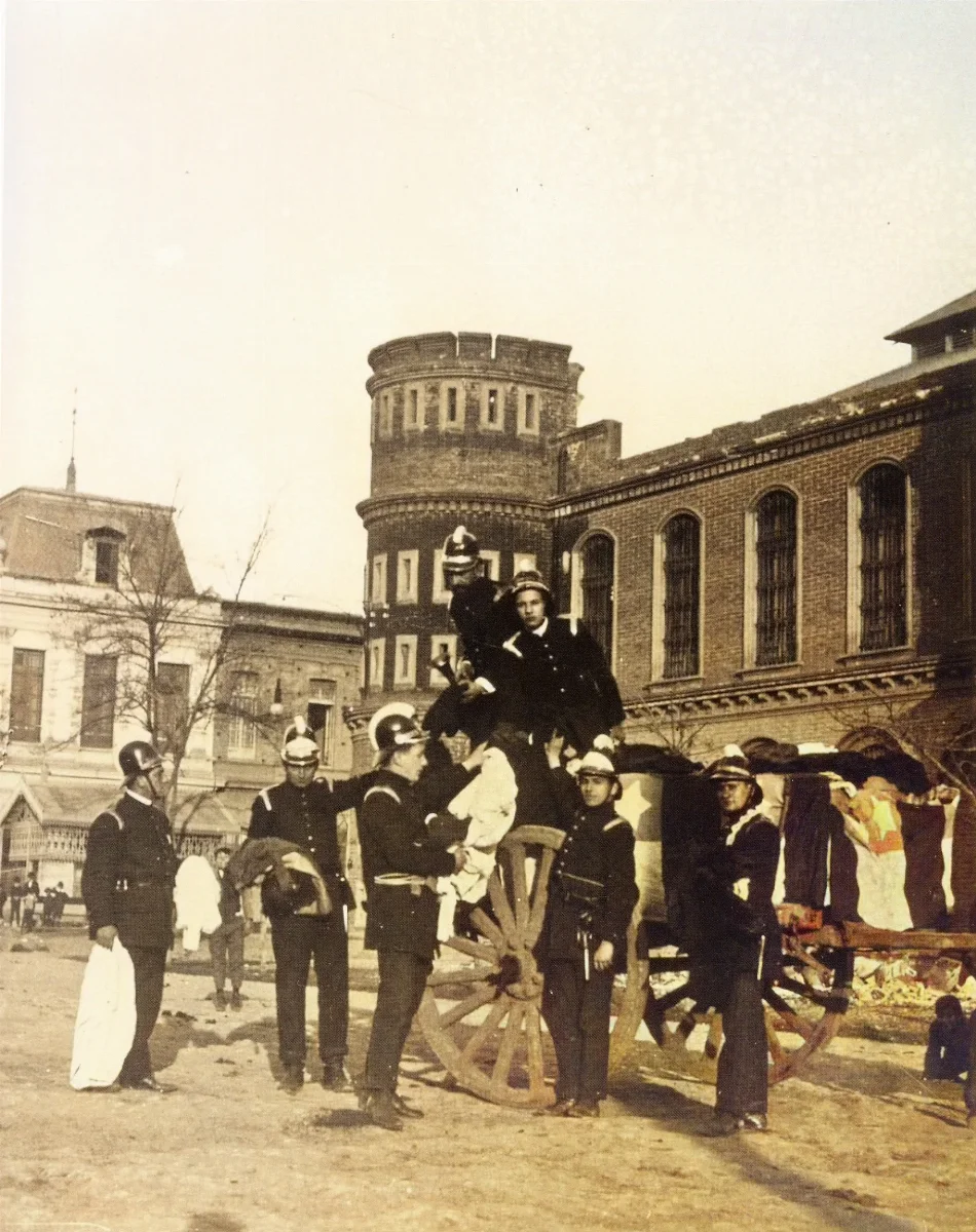 Bomberos en Arsenales de Guerra de Santiago, 1910 — Arsenales de Guerra — 1910 | Chile de Ayer