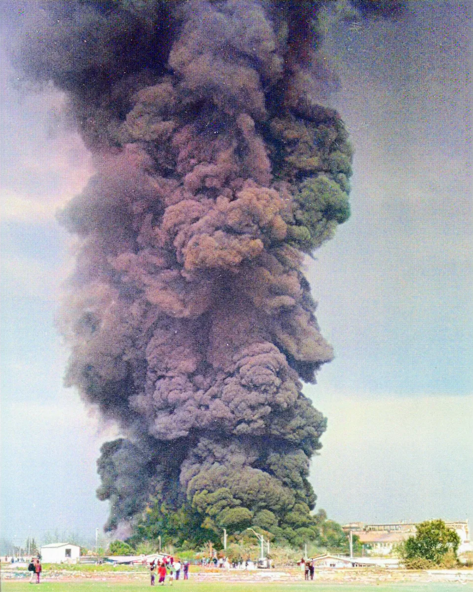 Incendio Complejo Industrial Mathiesen y Molypac 1995 — Complejo Industrial Mathiesen y Molypac — 1995 | Chile de Ayer