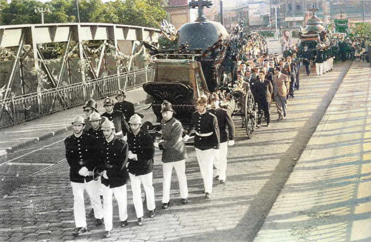 Cortejo fúnebre sobre el rio Mapocho,1962 — Puente Cal y Canto — 1962 | Chile de Ayer