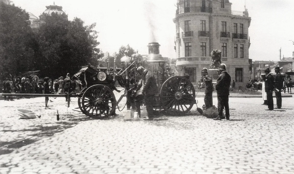 Carro bomba Merrywheather en 1874. — Tercera Compañía de Bomberos de Santiago — 1874 | Chile de Ayer