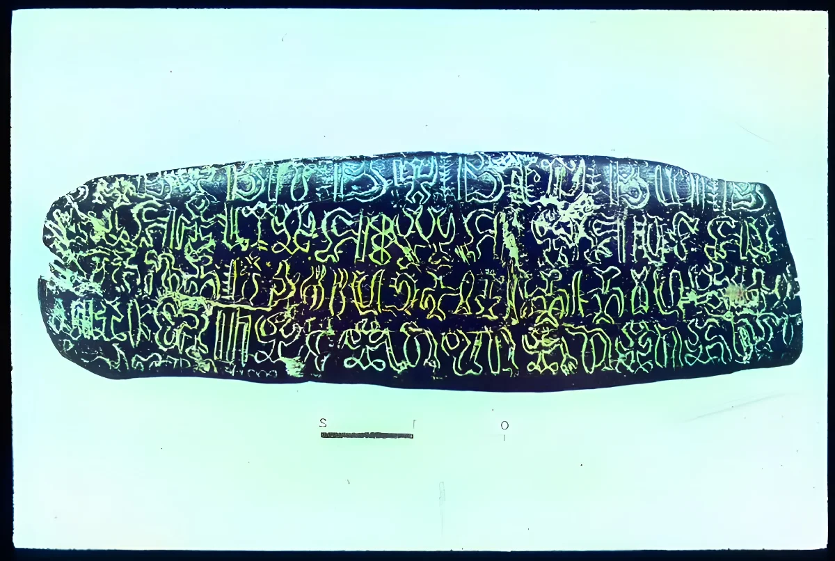 A Rongorongo board in black and white glyphs. Oc,G.T.1733, Mana Expedition to Easter Island, British Museum — Isla de Pascua — 1914 | Chile de Ayer