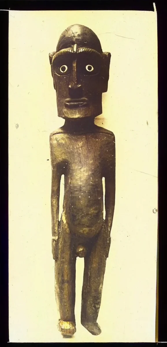 A wooden moai kavakava anthropomorphic figure carving with obsidian eyes set into fish vertebra sockets. Oc,G.T.1732, Mana Expedition to Easter Island, British Museum — Isla de Pascua — 1914 | Chile de Ayer