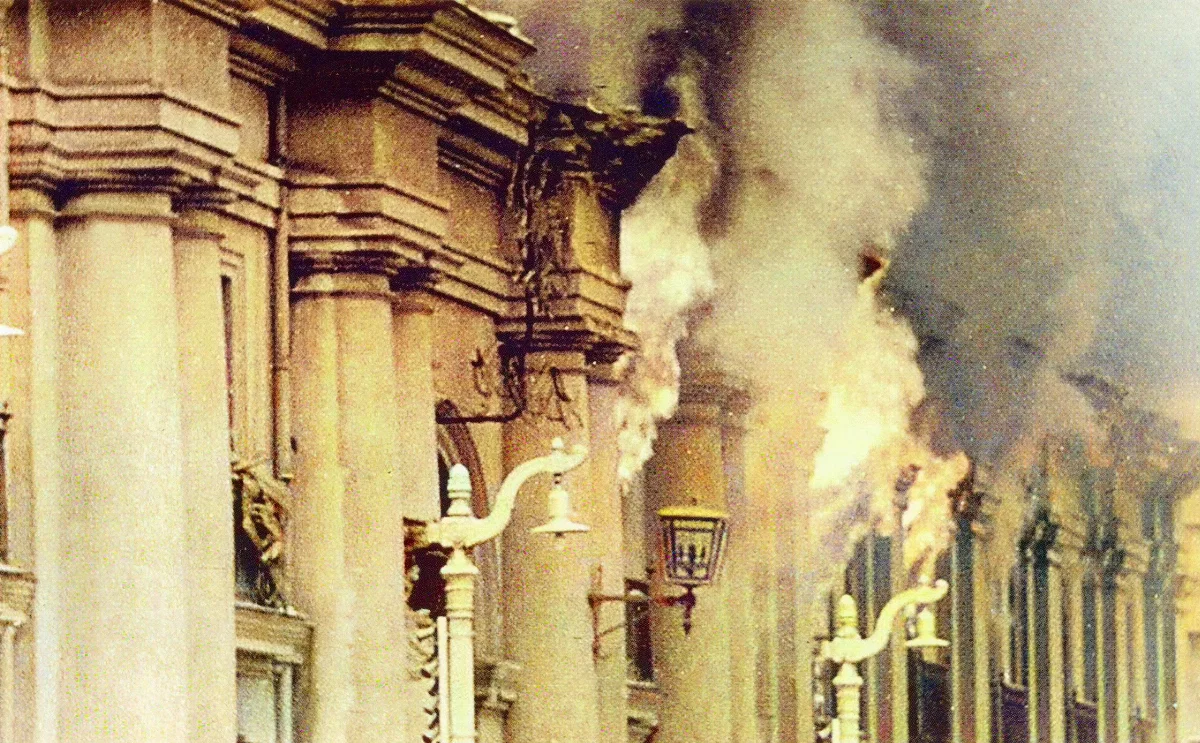 Incendio la moneda, 1973 — Palacio de La Moneda — 1973 | Chile de Ayer