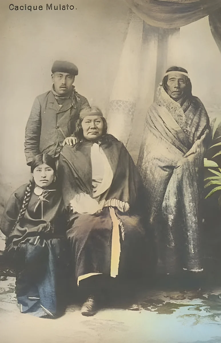 Cacique Mulato, jefe de los tehuelches Aonikenk de Tierra del Fuego, junto a su familia — aprox. 1905–1930 | Chile de Ayer