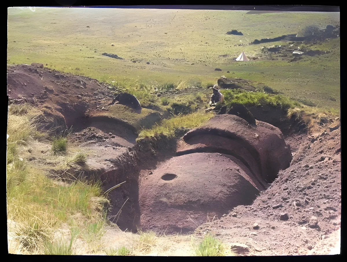 Chilean boy next to unexcavated moai, Rano Raraku, Oc,G.T.1643, Mana Expedition to Easter Island, British Museum — Isla de Pascua — 1914 | Chile de Ayer
