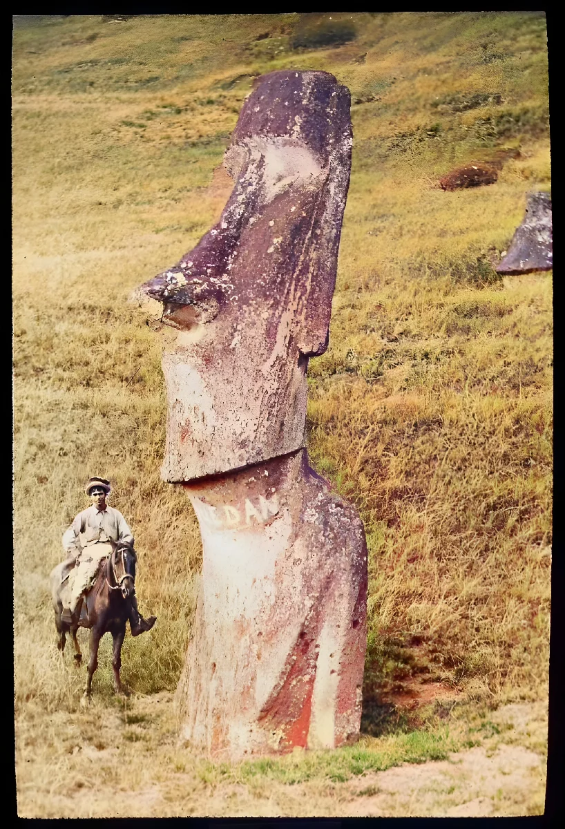 Chilean horse rider in front of moai at Rano Raraku, Oc,G.T.1611, Mana Expedition to Easter Island, British Museum — Isla de Pascua — 1914 | Chile de Ayer