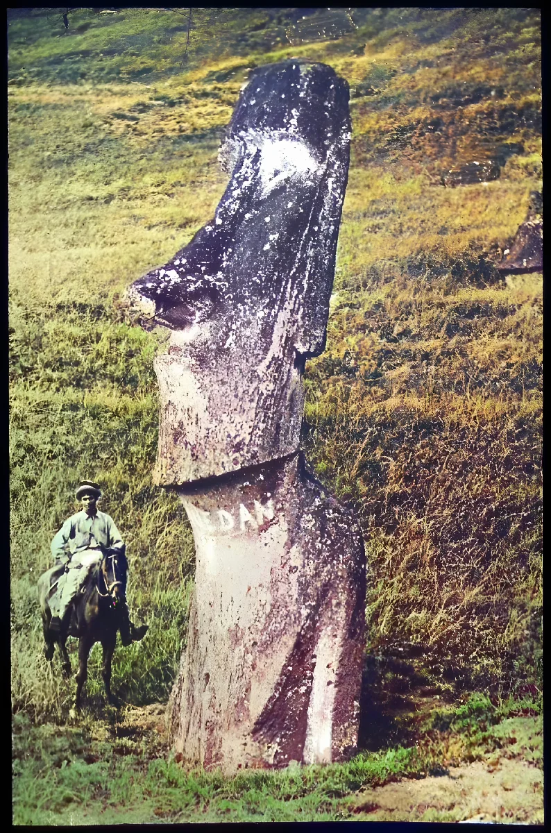 Chilean horse rider in front of moai at Rano Raraku, Oc,G.T.2605, Mana Expedition to Easter Island, British Museum — Isla de Pascua — 1914 | Chile de Ayer