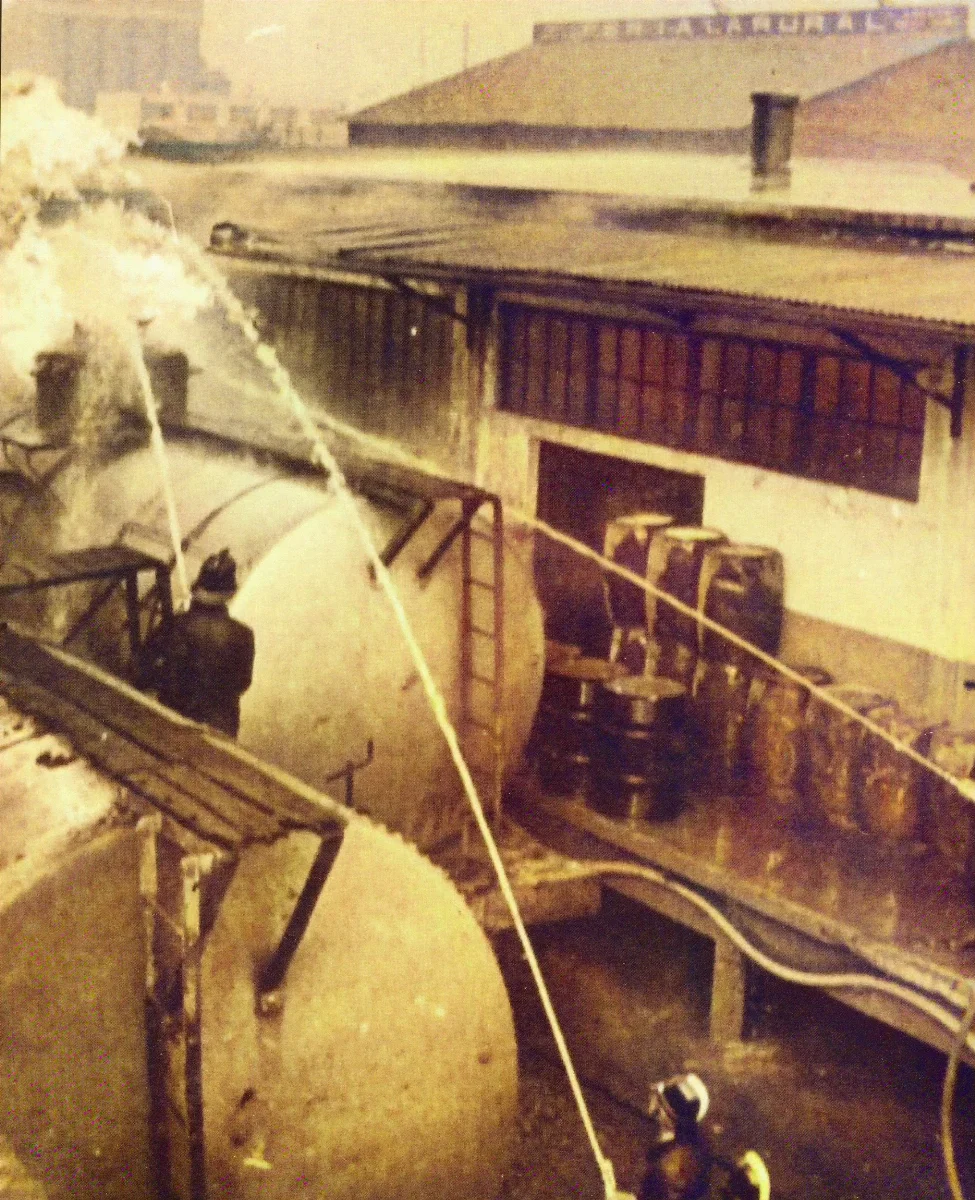 Incendio gasómetro 1939 — Gasómetro de Santiago — 1939 | Chile de Ayer