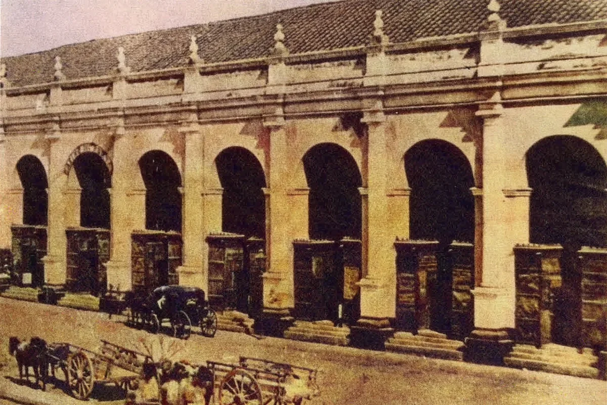 Portal Sierra Bella, 1860 — Plaza de Armas de Santiago — 1860 | Chile de Ayer
