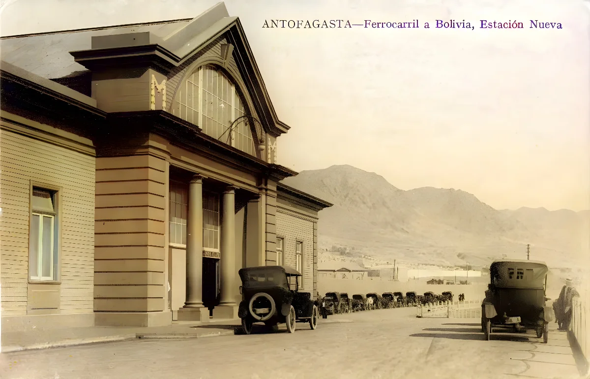 Acceso a la estación de ferrocarriles de Antofagasta (denominada "Estación Nueva"), circa 1920. — aprox. 1920–1930 | Chile de Ayer