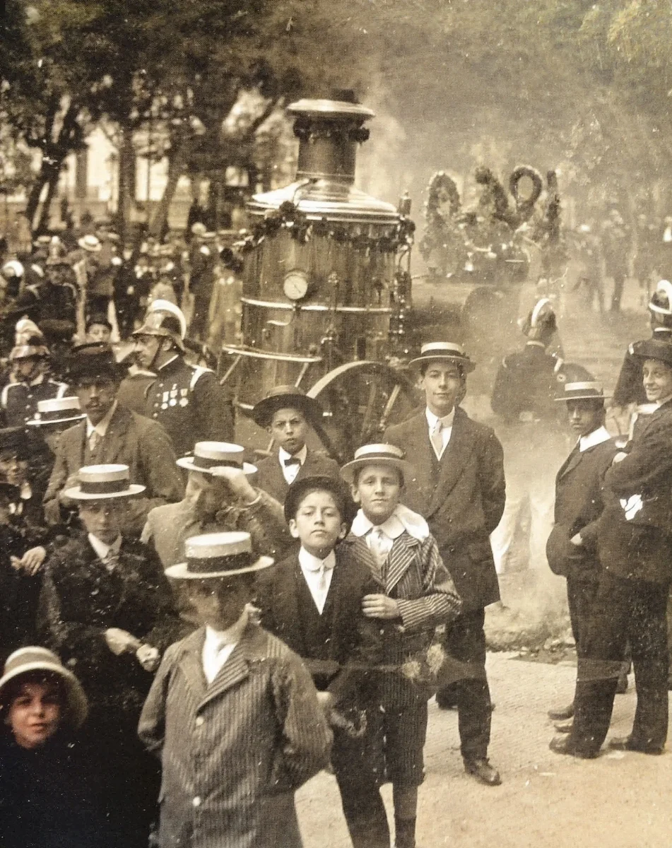 Bomba Ponka 1910 — Hacienda Los Dominicos — 1910 | Chile de Ayer