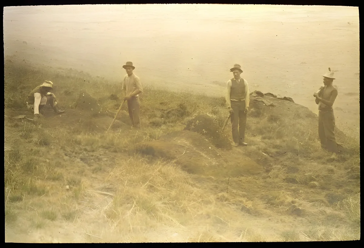 Four South American men standing around two excavated moai; Rano Raraku, Oc,G.T.1538, Mana Expedition to Easter Island, British Museum — Isla de Pascua — 1914 | Chile de Ayer