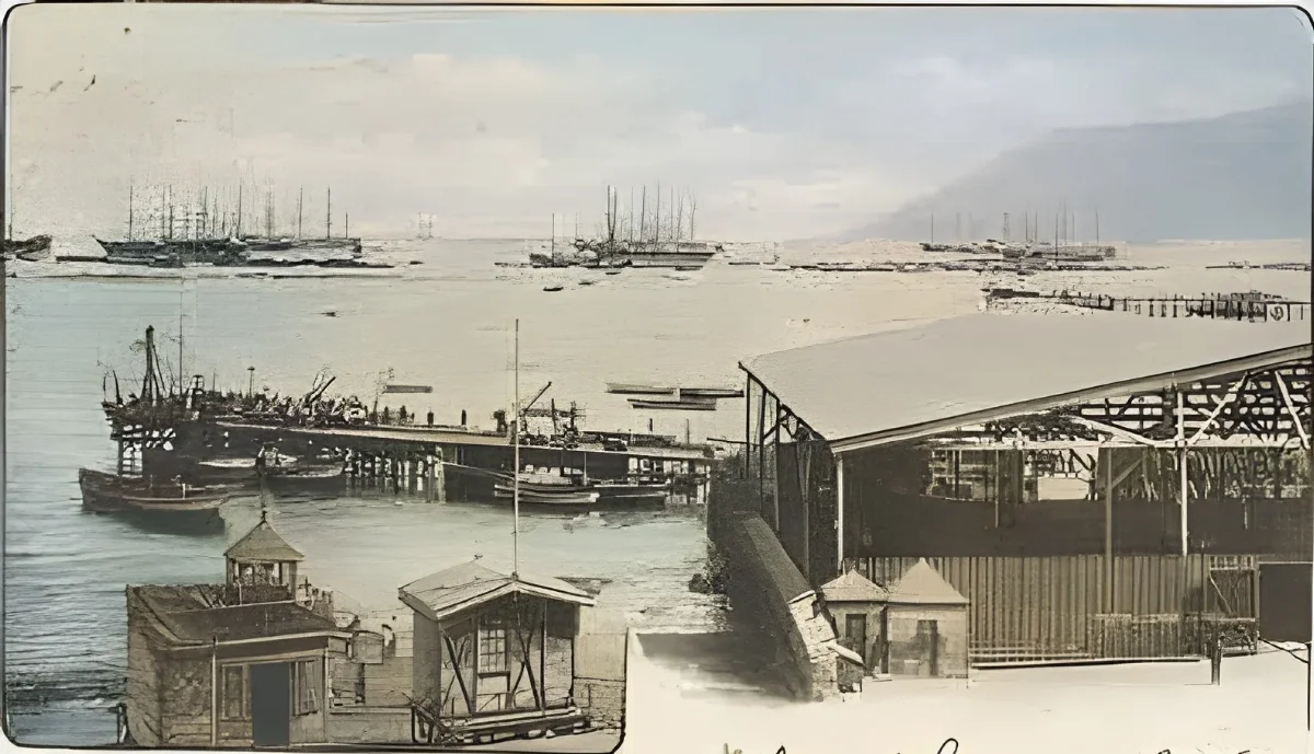 Vista del puerto de Iquique con barcos en la rada — aprox. 1900–1930 | Chile de Ayer