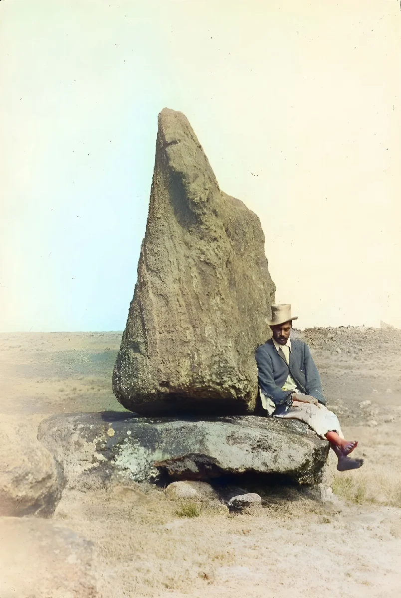 Juan Tepano, sitting beside a broken moai at Ahu Tongariki, Oc,G.T.1554, Mana Expedition to Easter Island, British Museum — Isla de Pascua — 1914 | Chile de Ayer