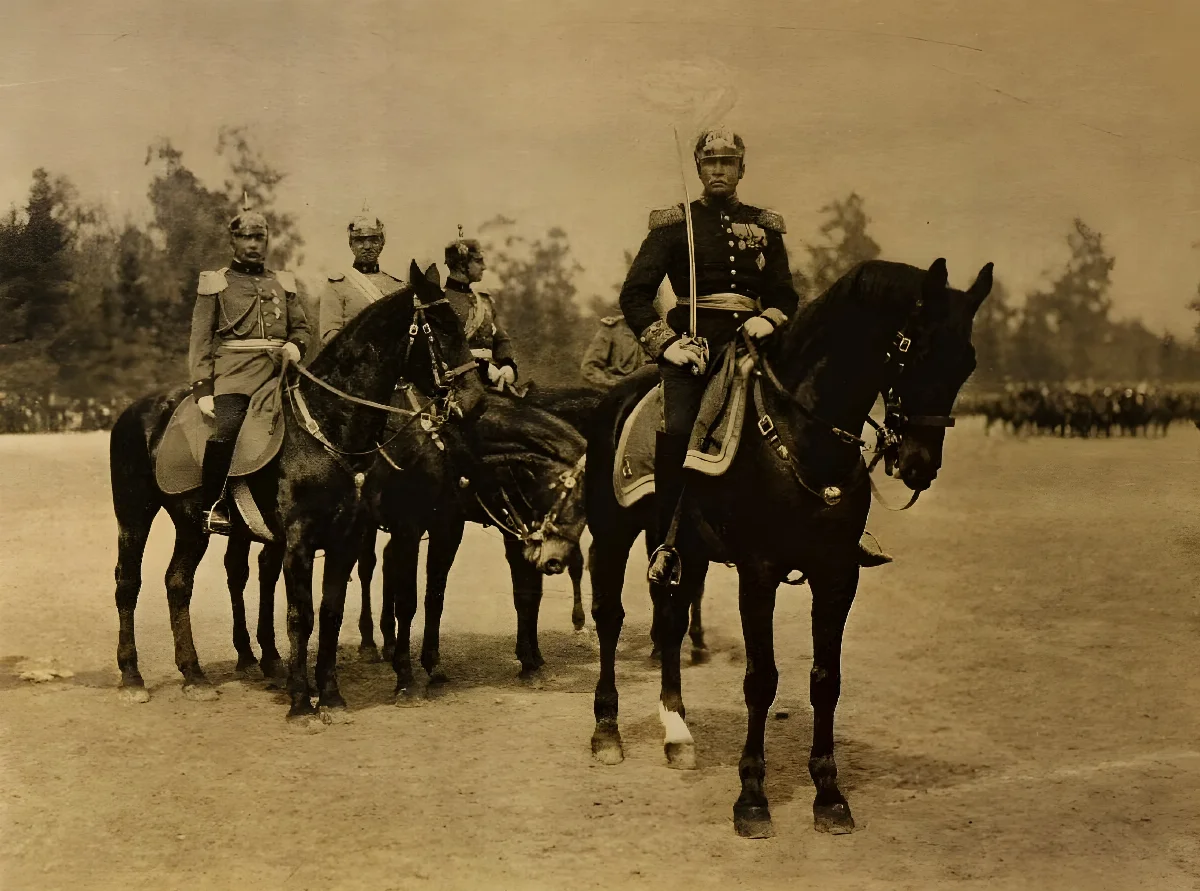 General Sofanor Parra y sus ayudantes en traje de gran parada — aprox. 1916–1930 | Chile de Ayer