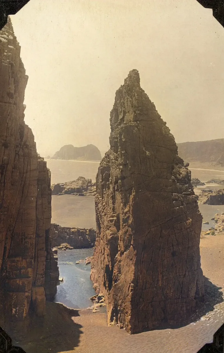 Constitución en 1925 — Piedra de la Iglesia — 1925 | Chile de Ayer