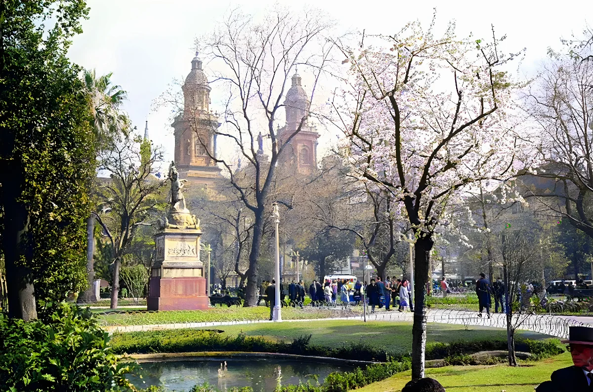 Plaza de Armas de Santiago, 1964 — Plaza de Armas de Santiago — 1964 | Chile de Ayer