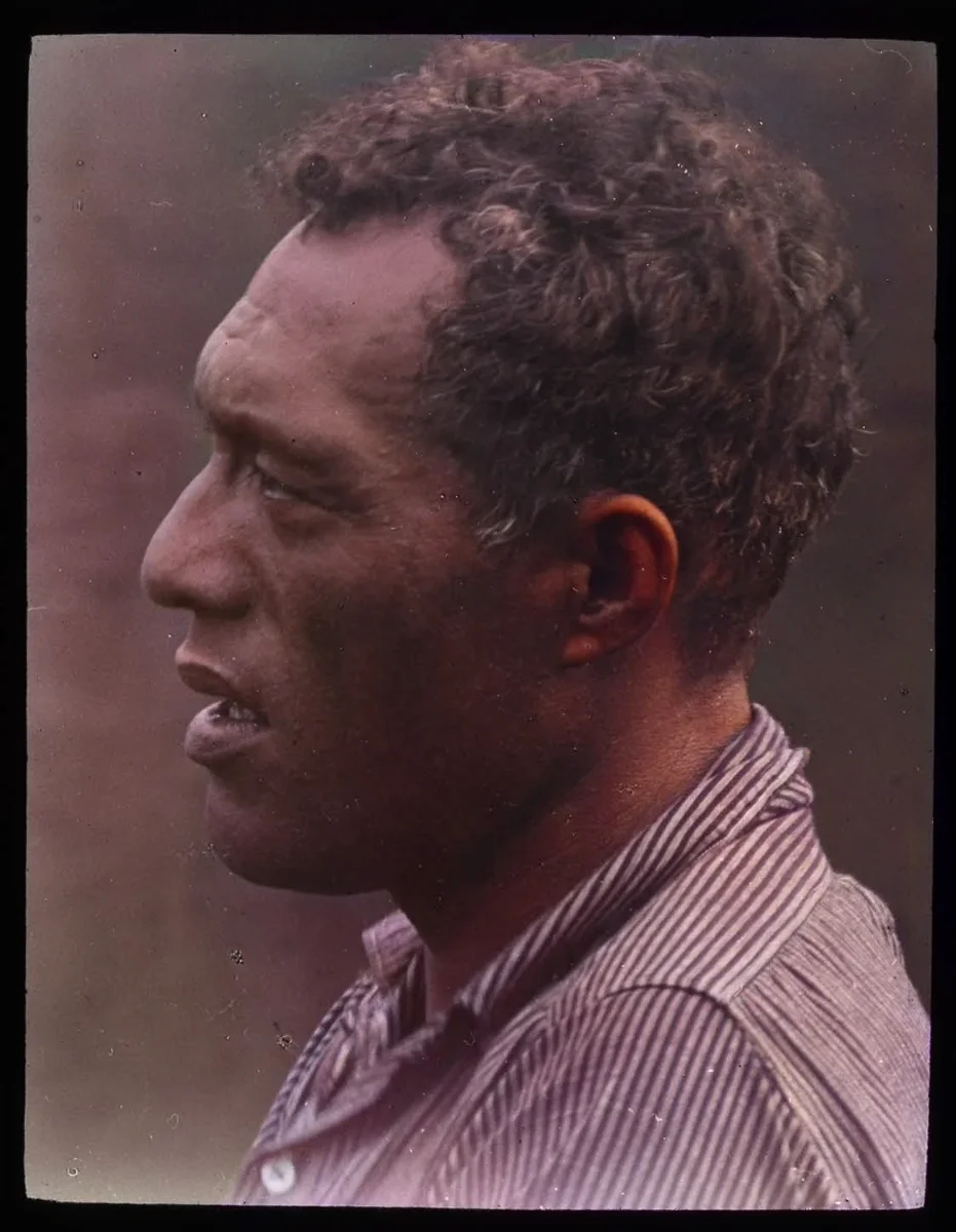 Portrait of a Polynesian man in profile, wearing a striped shirt; possibly from Easter Island, Oc,G.T.1586, Mana Expedition to Easter Island, British Museum — Isla de Pascua — 1914 | Chile de Ayer