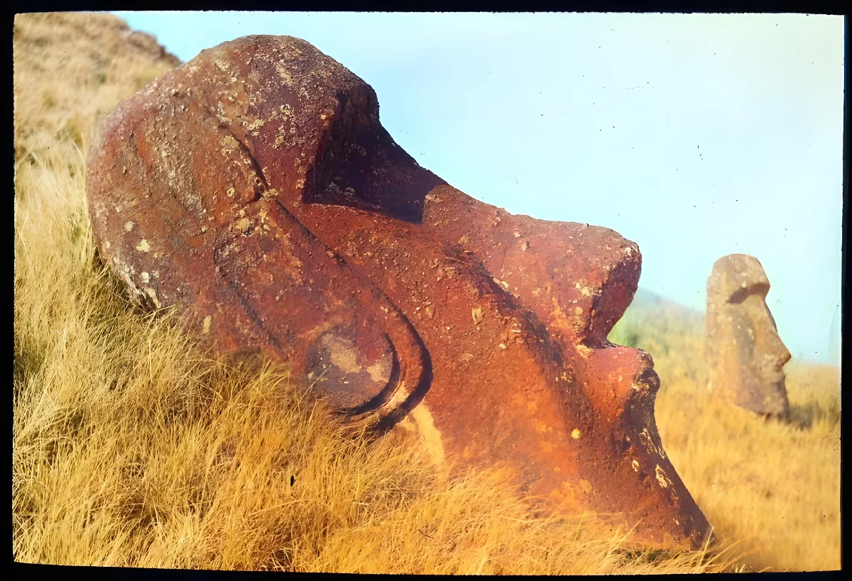 Two moai at Rano Raraku, Oc,G.T.1468, Mana Expedition to Easter Island, British Museum — Isla de Pascua — 1914 | Chile de Ayer