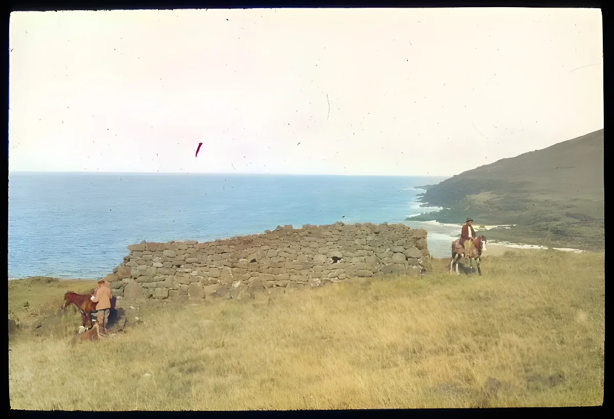 View of a hare moa made from stones with three or four small entrances; the sea in the view behind, Oc,G.T.1714, Mana Expedition to Easter Island, British Museum — Isla de Pascua — 1914 | Chile de Ayer