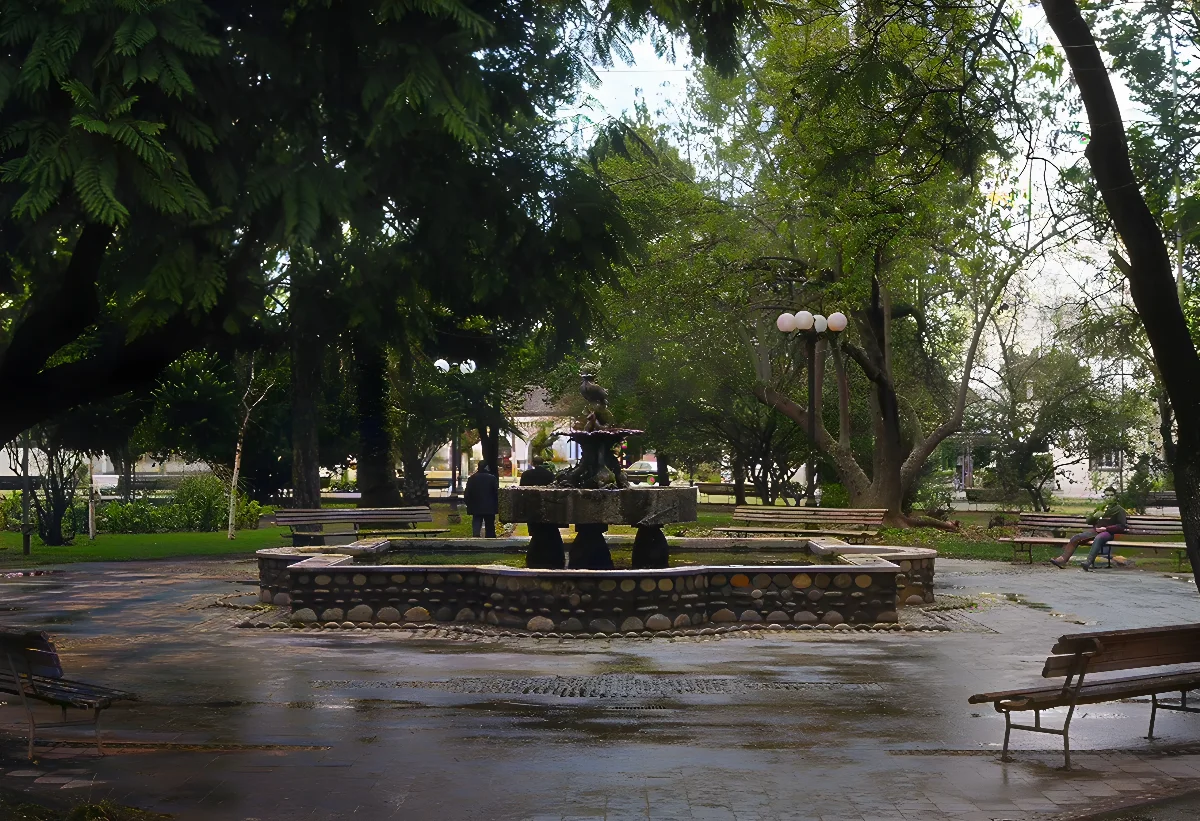Plaza de Armas de Buin ca. 1980 — Plaza de Armas de Buin — 1980 | Chile de Ayer