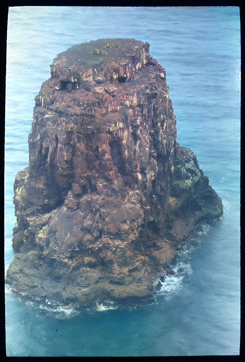View of Marotiri from Poike, Oc,G.T.1628, Mana Expedition to Easter Island, British Museum — Isla de Pascua — 1914 | Chile de Ayer