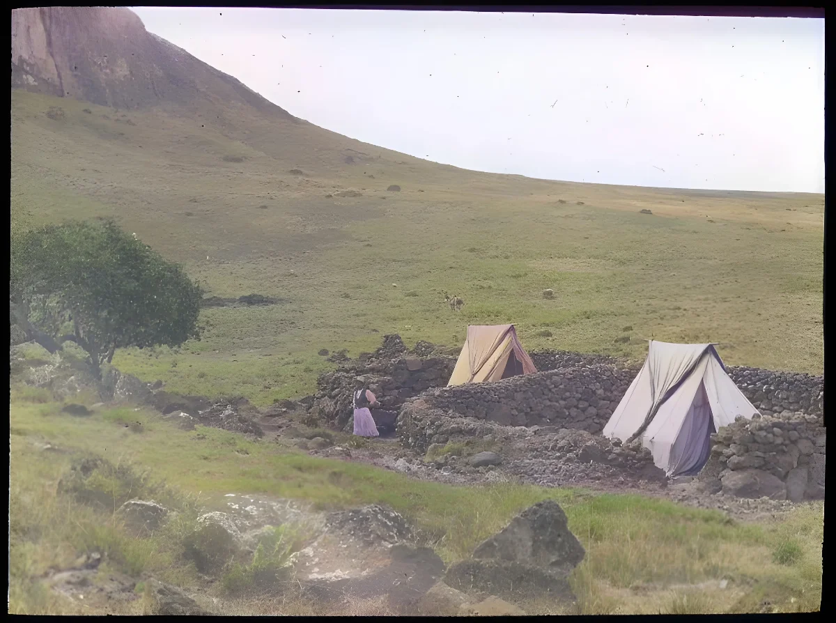 View of Routledge's field camp below the quarry; Rano Raraku, Oc,G.T.1537, Mana Expedition to Easter Island, British Museum — Isla de Pascua — 1914 | Chile de Ayer