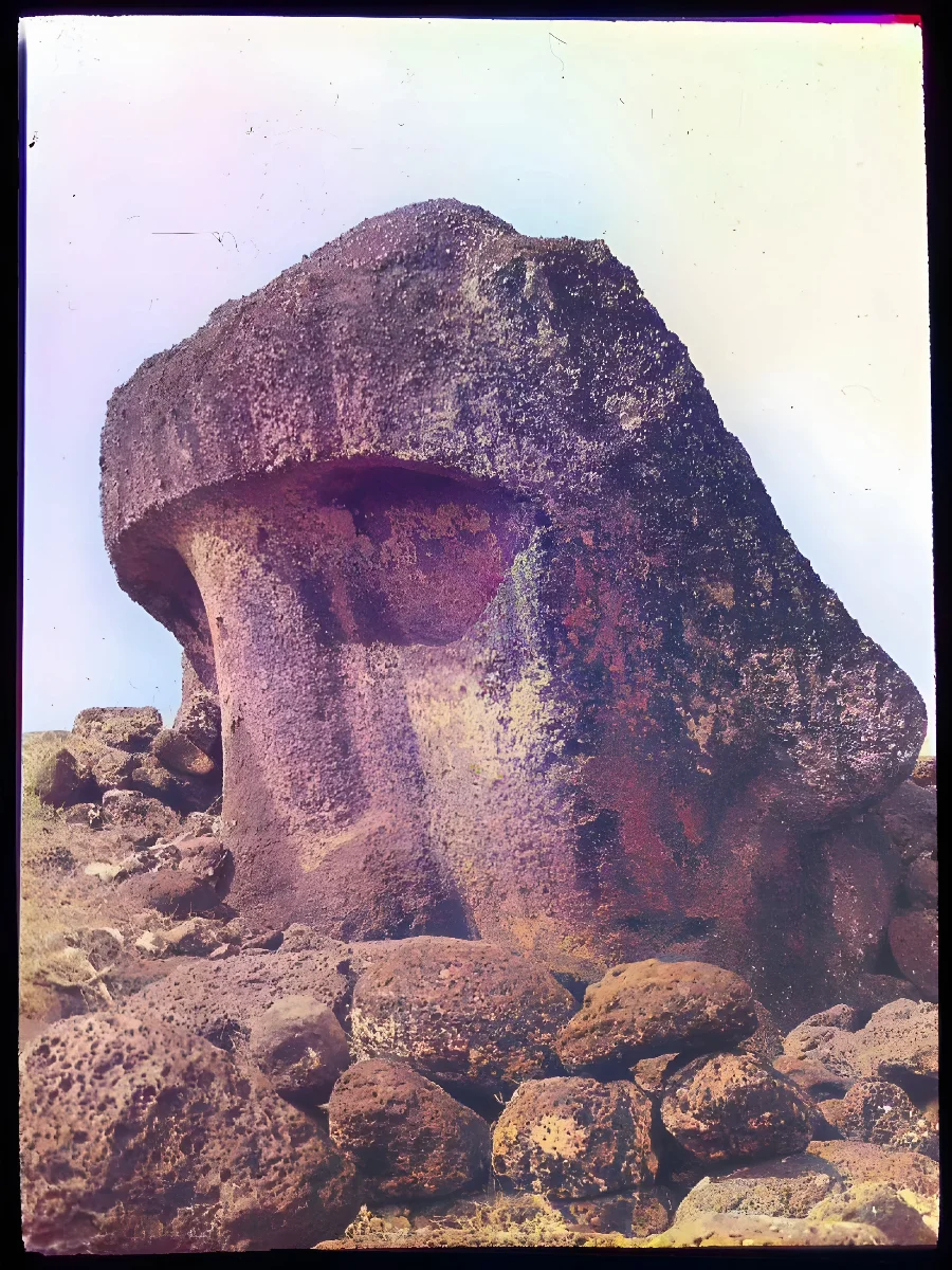 View of a moai head partially burried under rocks; Ahu Tongariki, Oc,G.T.1491, Mana Expedition to Easter Island, British Museum — Isla de Pascua — 1914 | Chile de Ayer