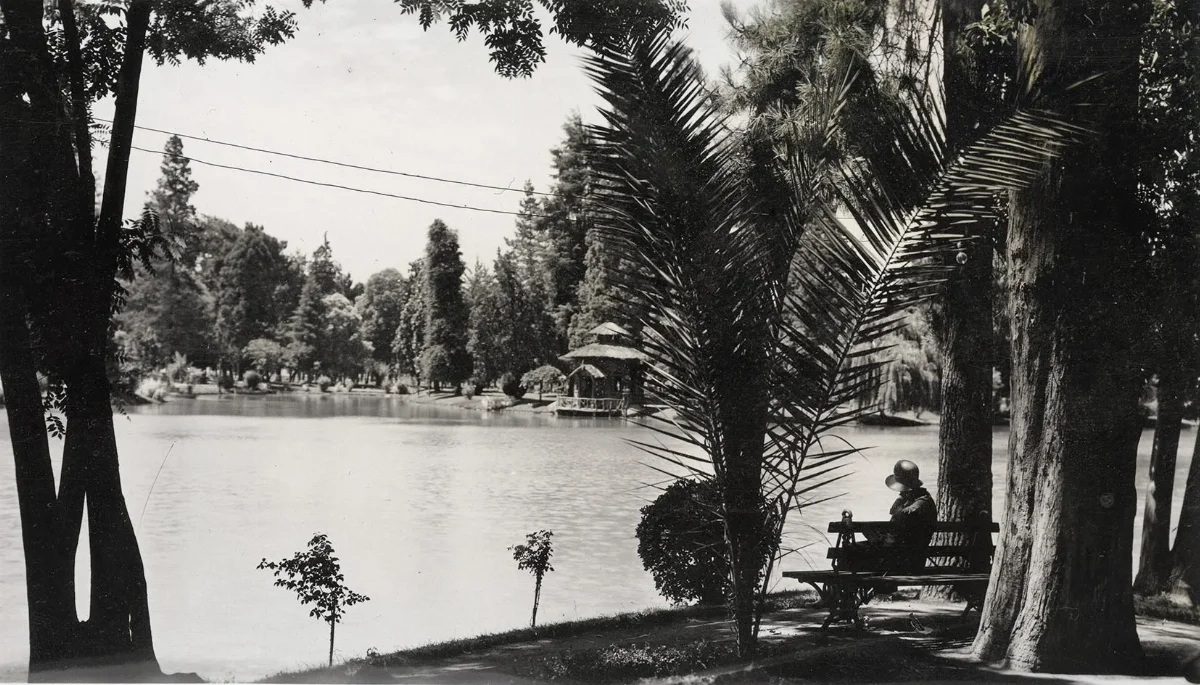 Parque Forestal C.a 1930 — Parque Forestal — 1930 | Chile de Ayer