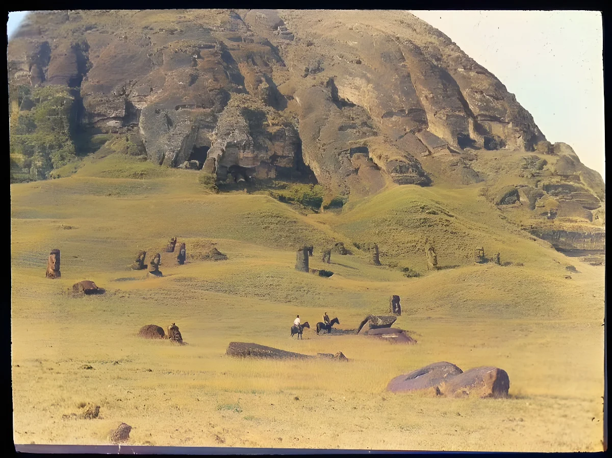 View of a slope with many moai with two Polynesian(?) men on horses for scale; Rano Raraku, Oc,G.T.1610, Mana Expedition to Easter Island, British Museum — Isla de Pascua — 1914 | Chile de Ayer